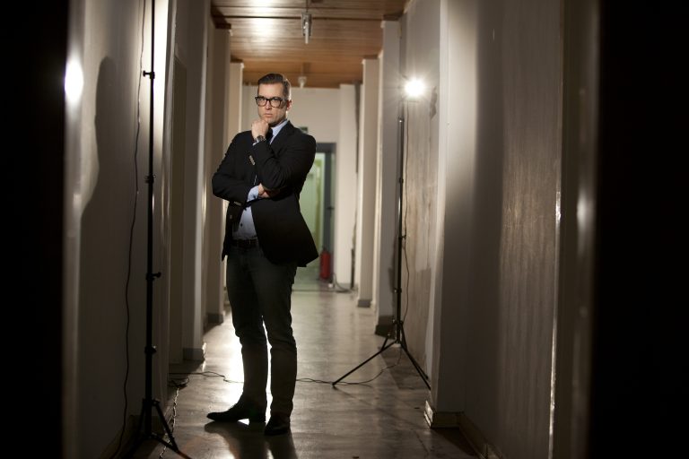 Björn Renner film director in hallway